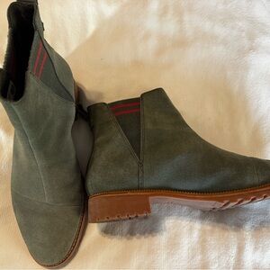 Tom’s. Women’s size 8.5.EUC Chelsea Boots